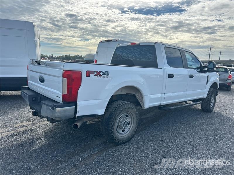 Ford F-250 XL 4x4 Crew Cab Pickup (Inoperable) その他