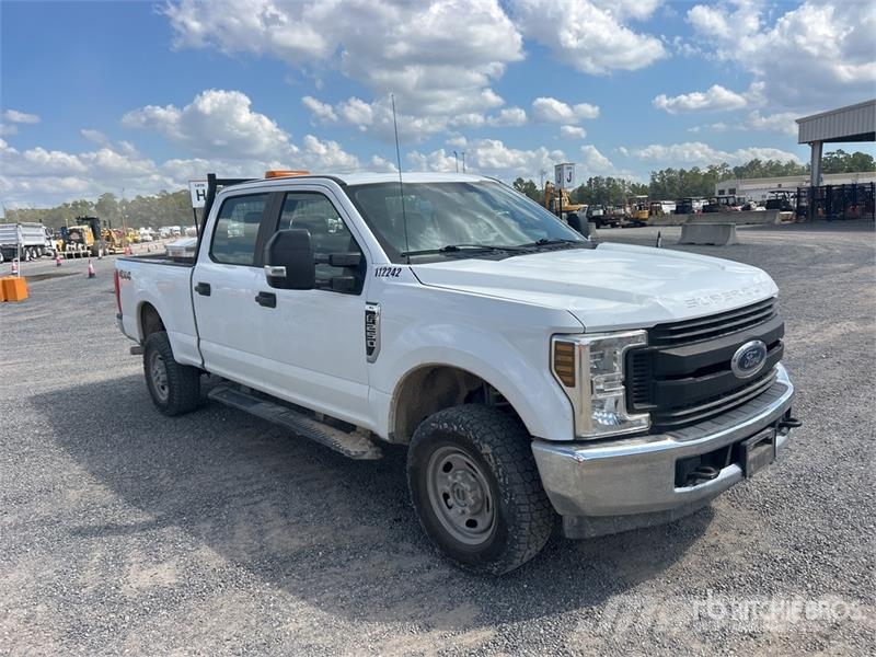 Ford F-250 XL 4x4 Crew Cab Pickup Ostalo