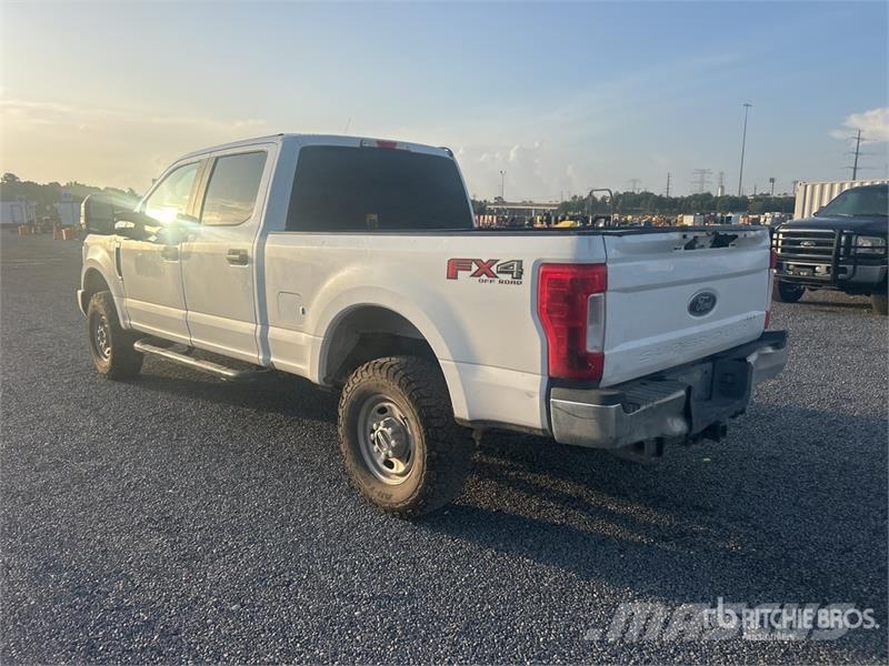 Ford F-250 XL 4x4 Crew Cab Pickup Diger