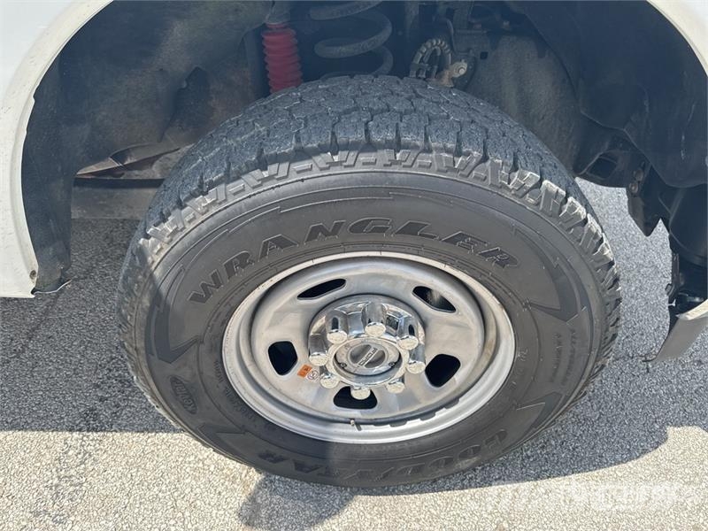 Ford F-250 XL 4x4 Crew Cab Service Truck Pilsētas atkritumvedēji