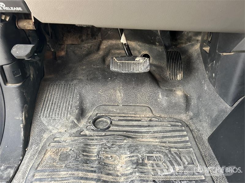 Ford F-250 XL 4x4 Crew Cab Pickup Muu