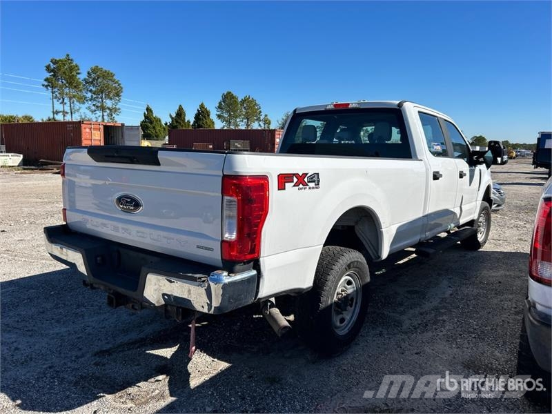 Ford F-250 XL 4x4 Crew Cab Pickup (Inoperable) Autre fourgon / utilitaire