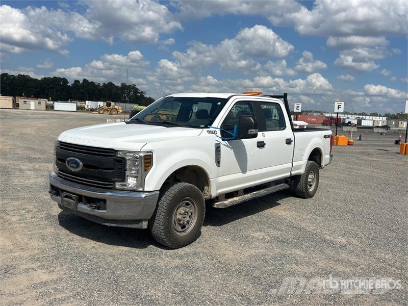 Ford F-250 XL 4x4 Crew Cab Pickup Ostalo
