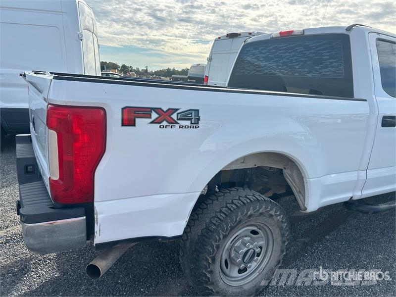 Ford F-250 XL 4x4 Crew Cab Pickup (Inoperable) その他