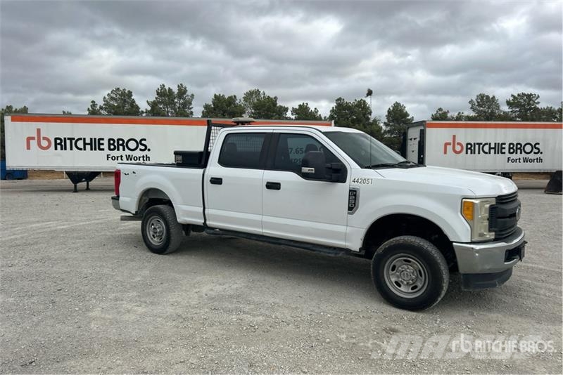 Ford F-250 XL 4x4 Crew Cab Pickup Muu