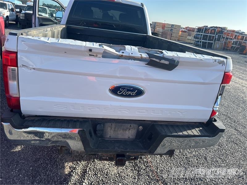 Ford F-250 XL 4x4 Crew Cab Pickup (Inoperable) Muu