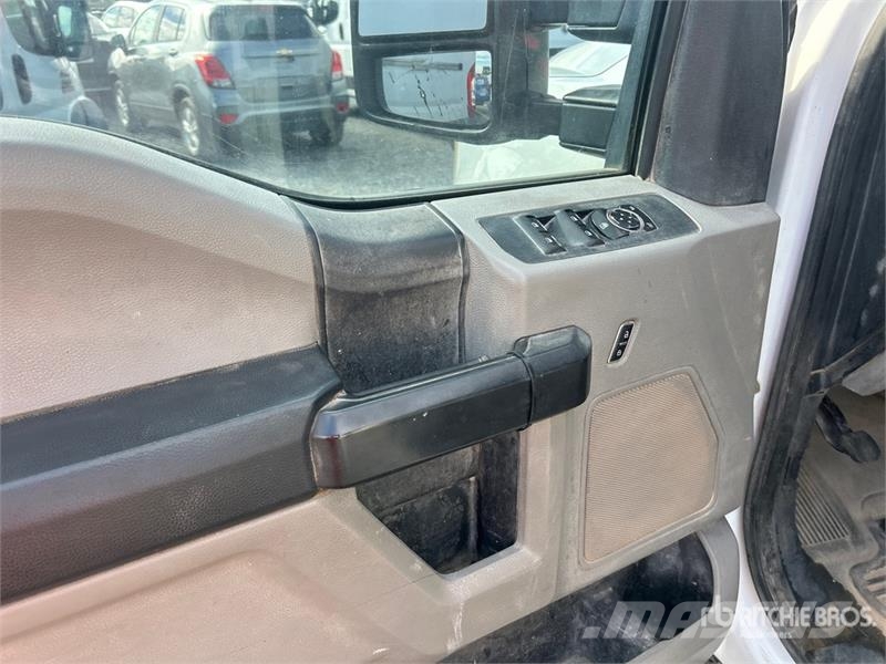 Ford F-250 XL 4x4 Crew Cab Pickup (Inoperable) その他