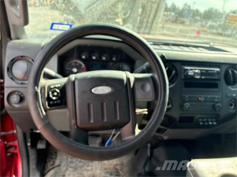 Ford F-250 XL 4x4 Crew Cab Pickup Ostalo