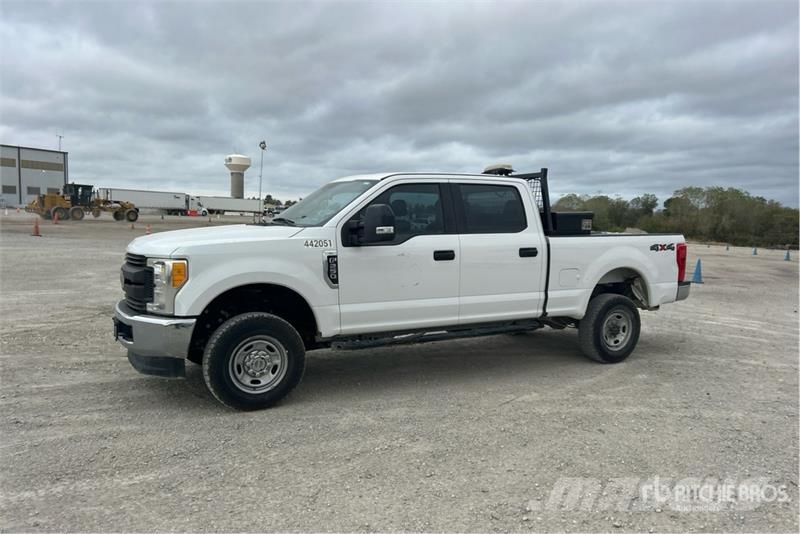 Ford F-250 XL 4x4 Crew Cab Pickup Muu