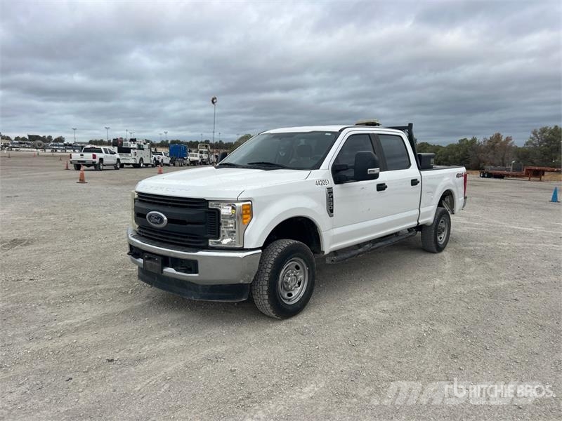 Ford F-250 XL 4x4 Crew Cab Pickup Muu