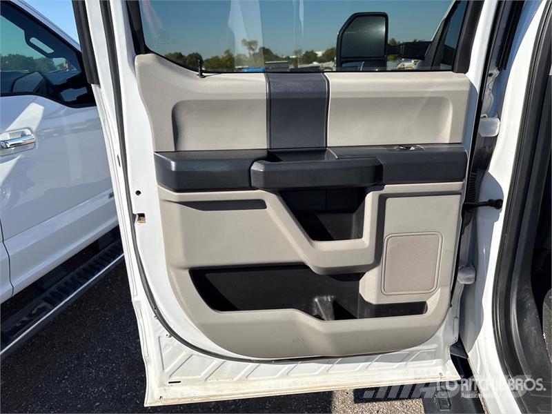 Ford F-250 XL 4x4 Crew Cab Pickup Ostalo