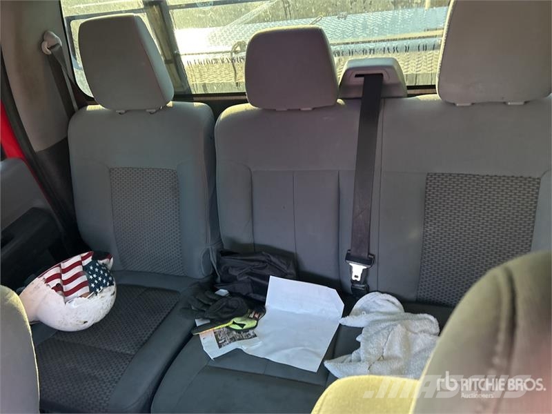 Ford F-250 XL 4x4 Crew Cab Pickup (Inoperable) Ostalo
