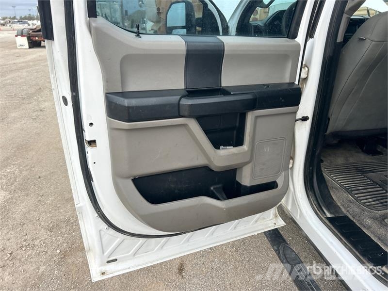 Ford F-250 XL 4x4 Crew Cab Pickup Muu