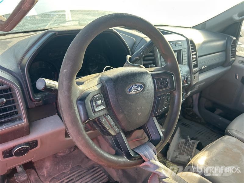 Ford F-250 XL 4x4 Crew Cab Pickup (Inoperable) Muu