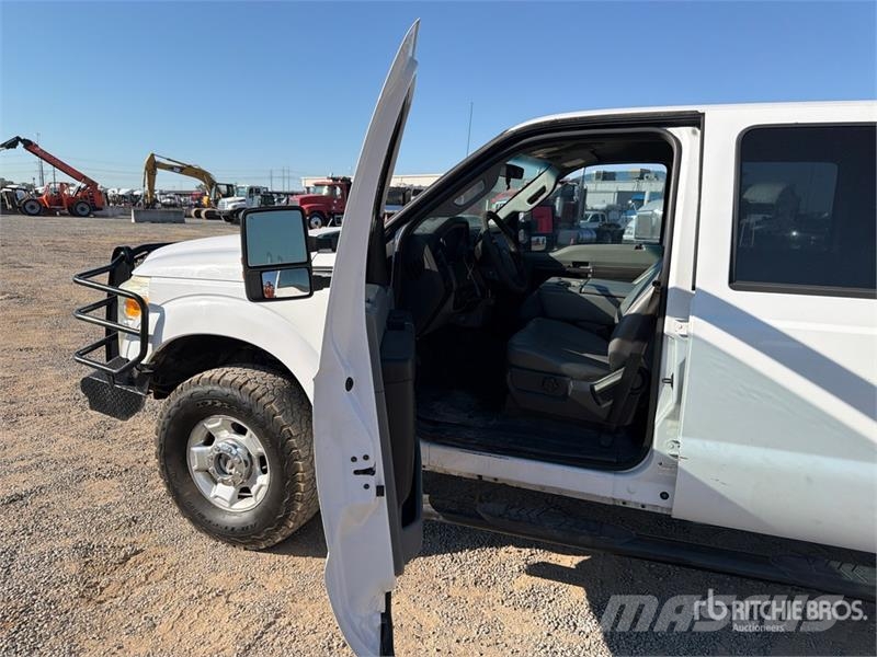 Ford F-250 XL 4x4 Crew Cab Pickup Ostalo