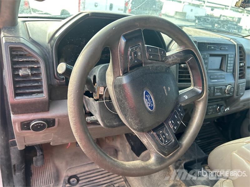 Ford F-250 XL 4x4 Crew Cab Pickup (Inoperable) その他