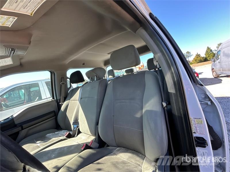 Ford F-250 XL 4x4 Crew Cab Pickup (Inoperable) Autre fourgon / utilitaire