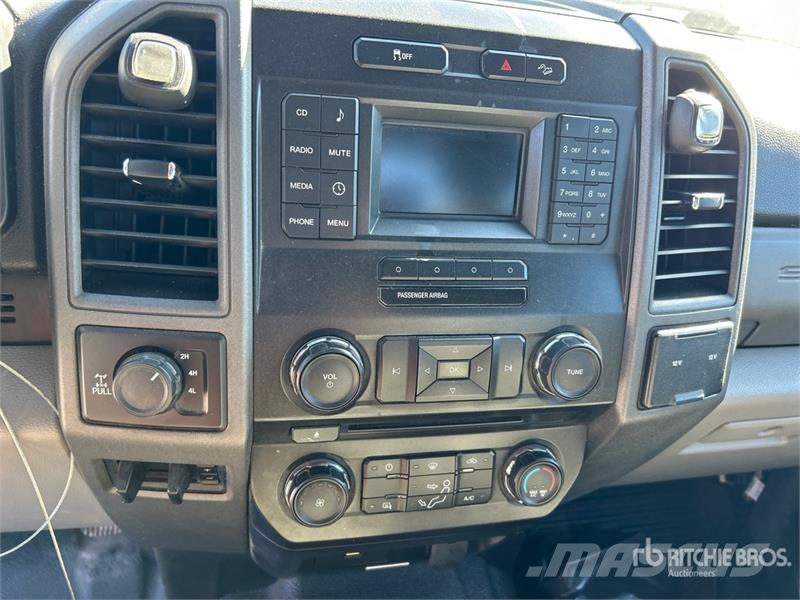 Ford F-250 XL 4x4 Crew Cab Pickup (Inoperable) Autre fourgon / utilitaire
