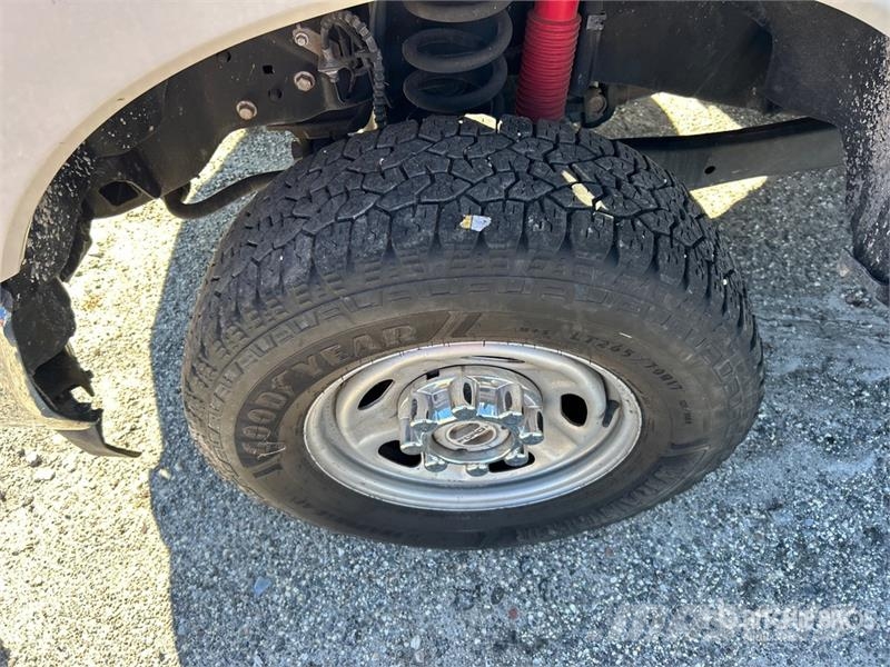 Ford F-250 XL 4x4 Crew Cab Pickup (Inoperable) Autre fourgon / utilitaire