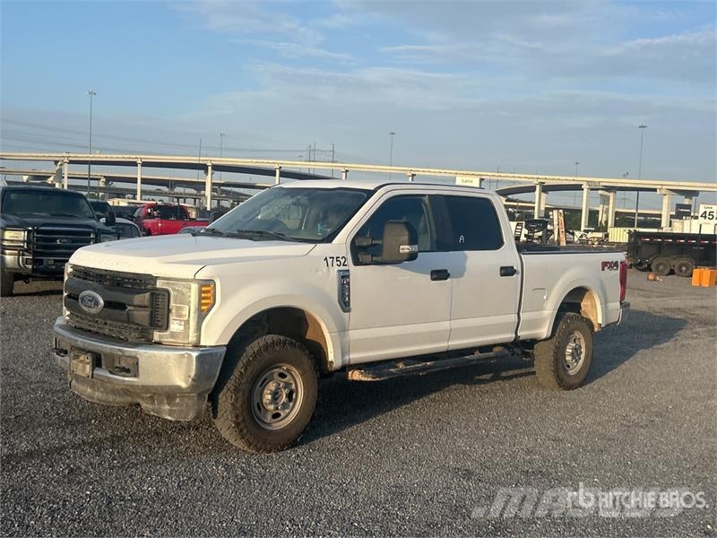 Ford F-250 XL 4x4 Crew Cab Pickup Diger