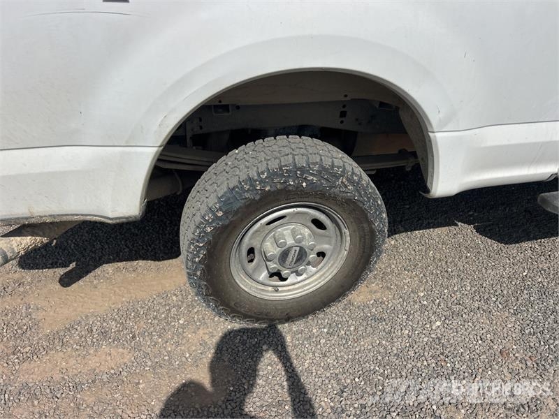 Ford F-250 XL 4x4 Crew Cab Pickup Ostalo