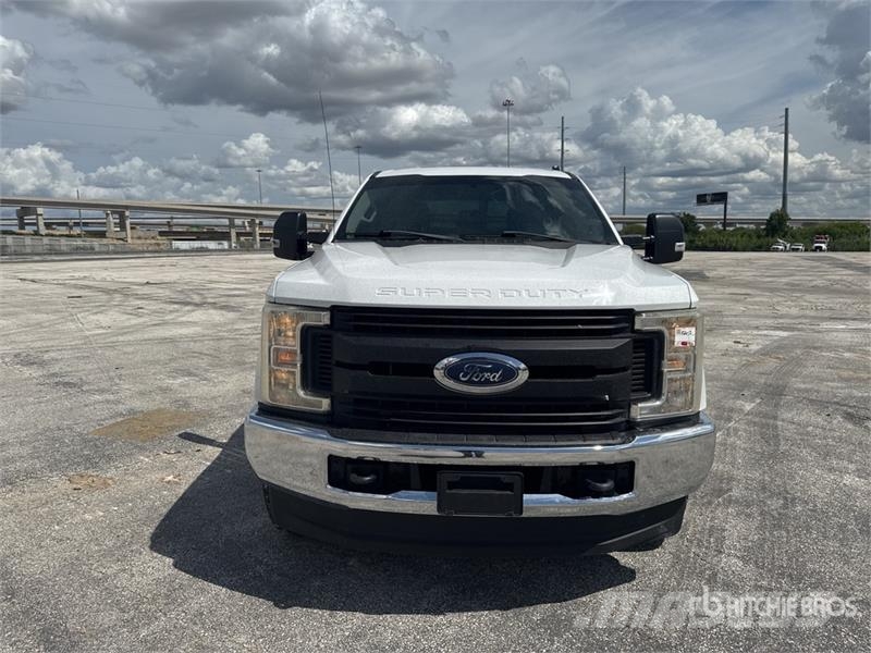 Ford F-250 XL 4x4 Crew Cab Service Truck Pilsētas atkritumvedēji