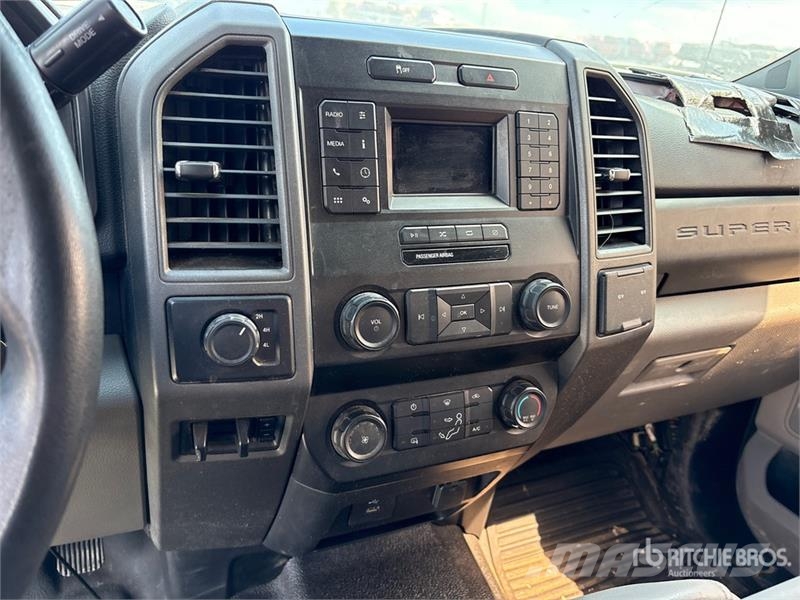 Ford F-250 XL 4x4 Crew Cab Pickup Ostalo