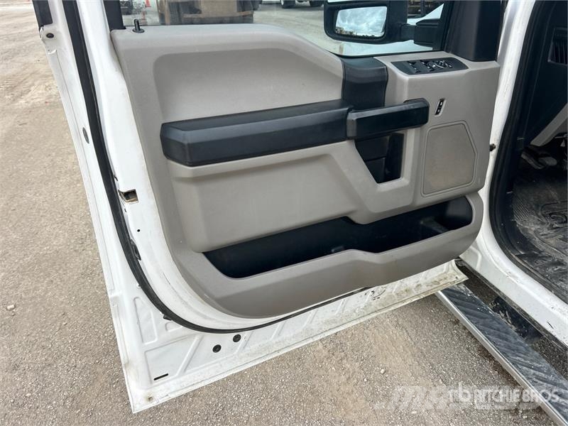 Ford F-250 XL 4x4 Crew Cab Pickup Muu