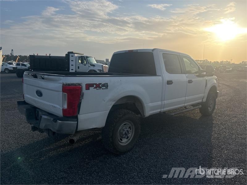 Ford F-250 XL 4x4 Crew Cab Pickup Furgoni altro