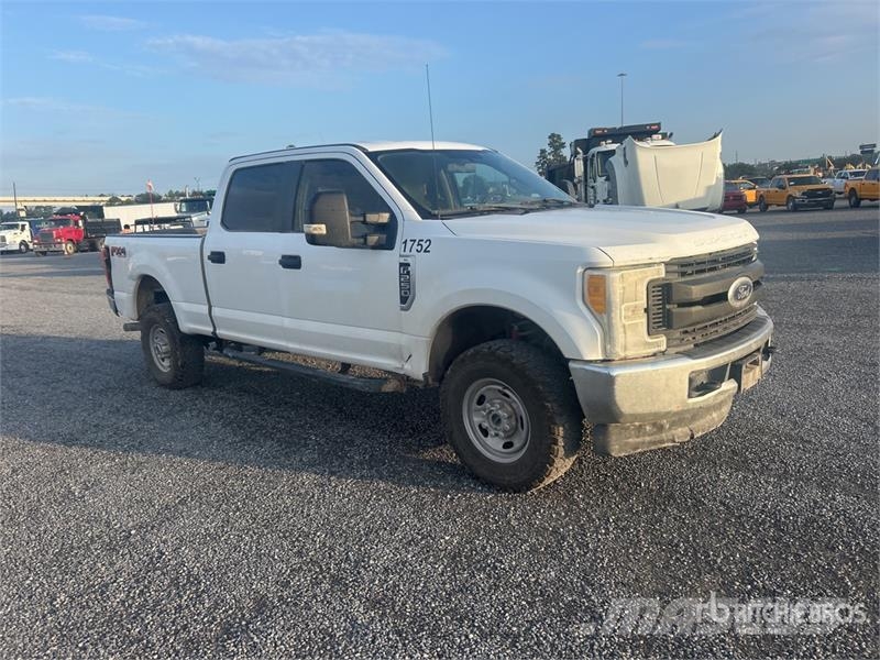 Ford F-250 XL 4x4 Crew Cab Pickup Diger