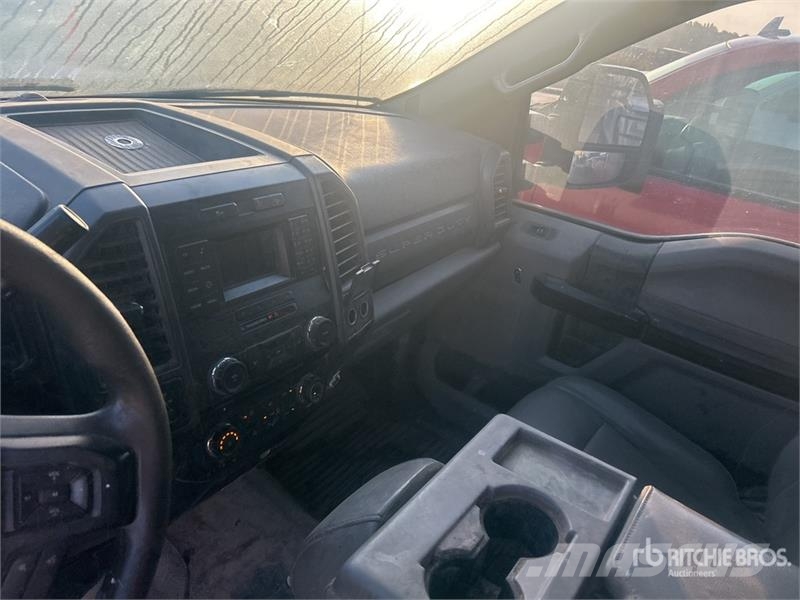 Ford F-250 XL 4x4 Crew Cab Pickup Diger