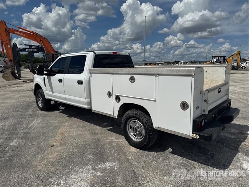 Ford F-250 XL 4x4 Crew Cab Service Truck Pilsētas atkritumvedēji