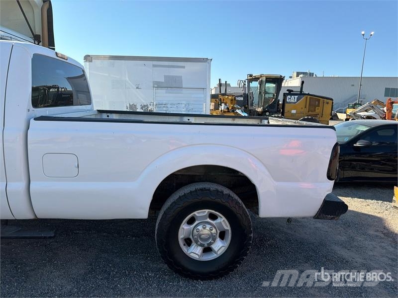 Ford F-250 XL 4x4 Crew Cab Pickup Ostalo