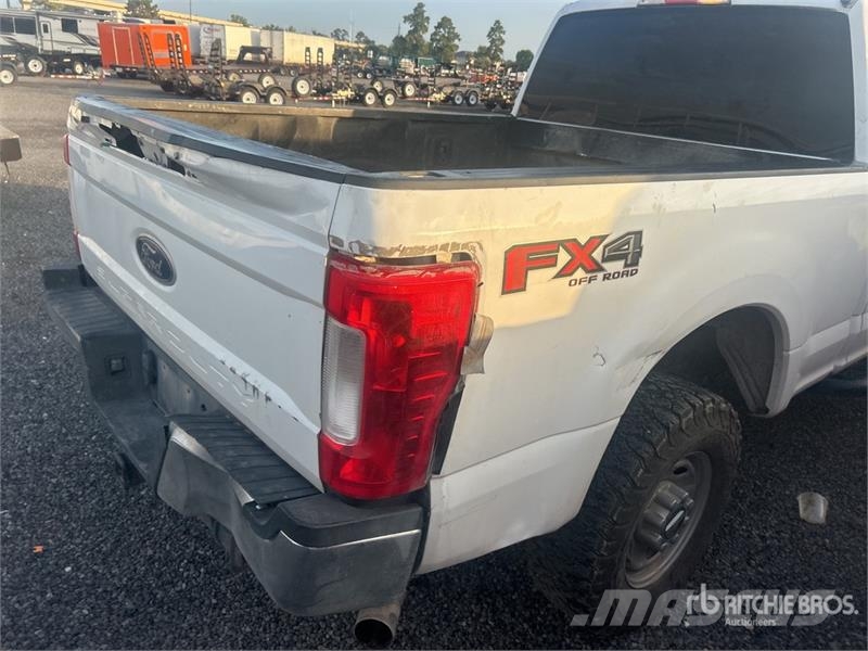 Ford F-250 XL 4x4 Crew Cab Pickup Furgoni altro