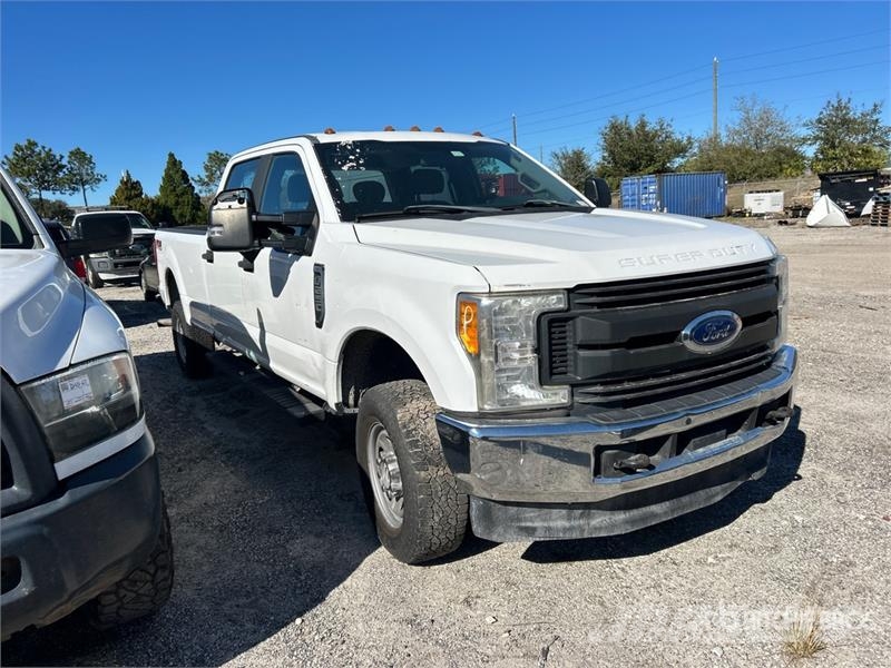 Ford F-250 XL 4x4 Crew Cab Pickup (Inoperable) Autre fourgon / utilitaire
