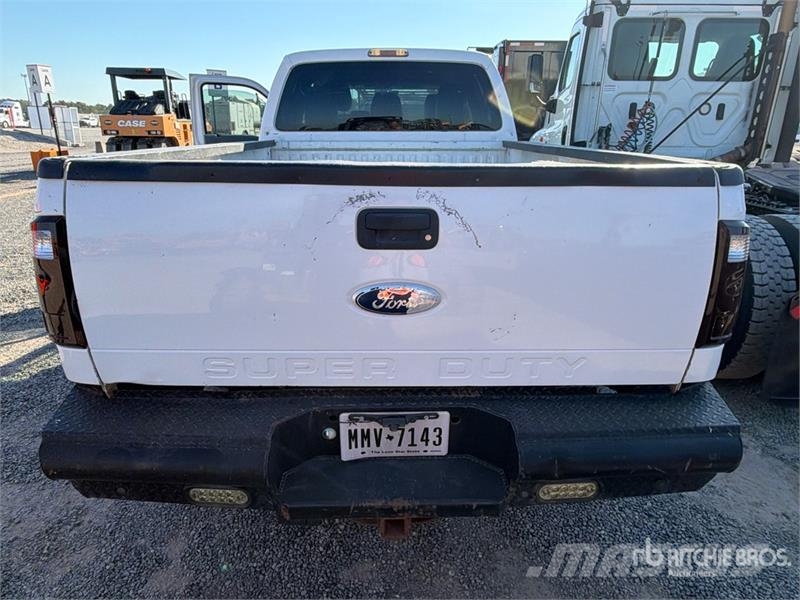 Ford F-250 XL 4x4 Crew Cab Pickup Ostalo