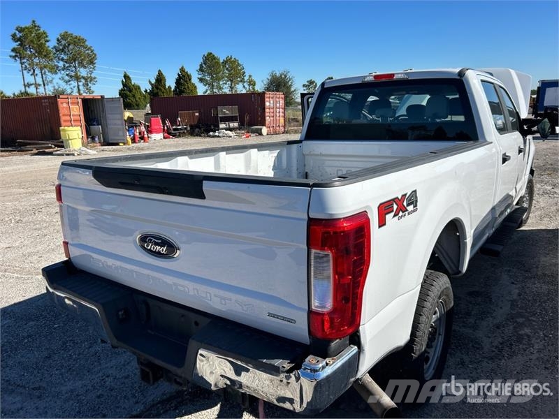 Ford F-250 XL 4x4 Crew Cab Pickup (Inoperable) Autre fourgon / utilitaire
