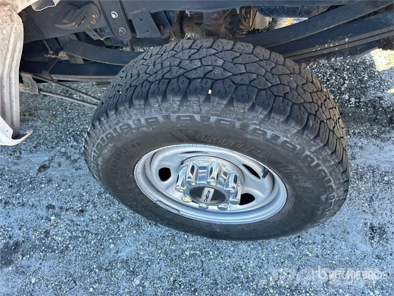 Ford F-250 XL 4x4 Crew Cab Pickup (Inoperable) Autre fourgon / utilitaire
