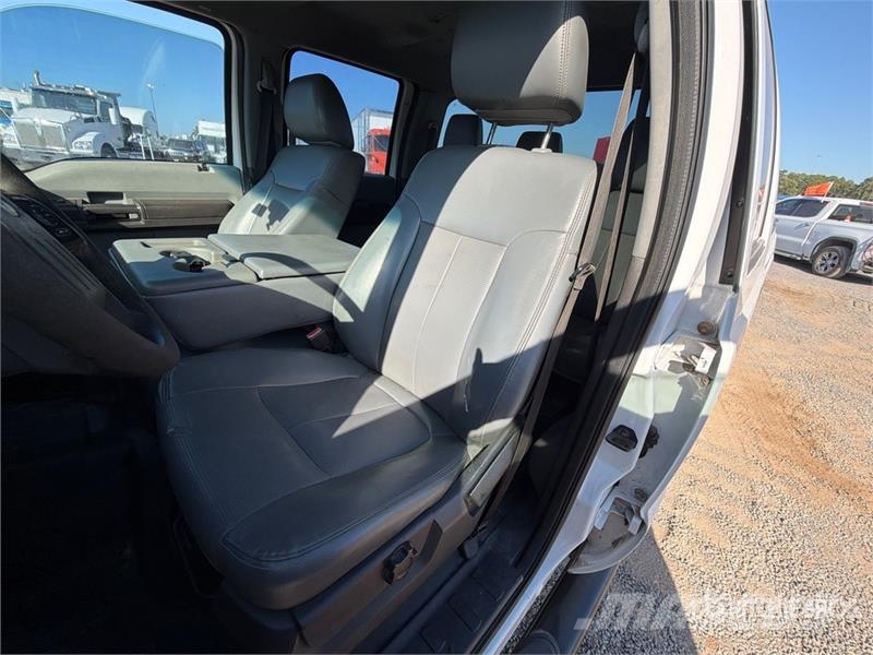 Ford F-250 XL 4x4 Crew Cab Pickup Ostalo