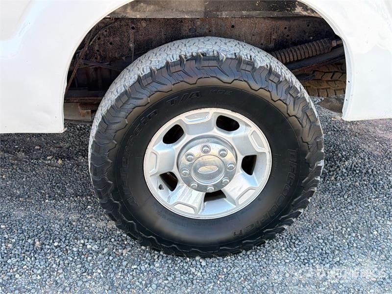 Ford F-250 XL 4x4 Crew Cab Pickup Ostalo