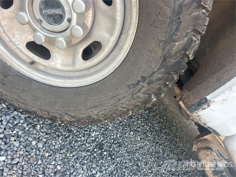 Ford F-250 XL 4x4 Crew Cab Pickup Diger