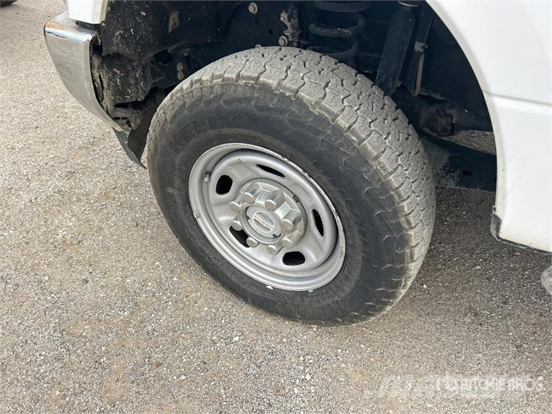 Ford F-250 XL 4x4 Crew Cab Pickup Muu