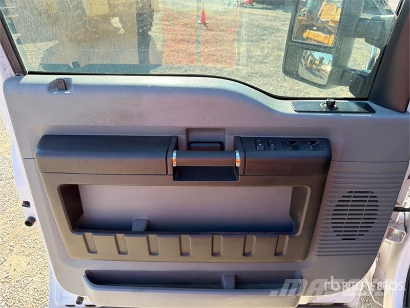 Ford F-250 XL 4x4 Crew Cab Pickup Ostalo