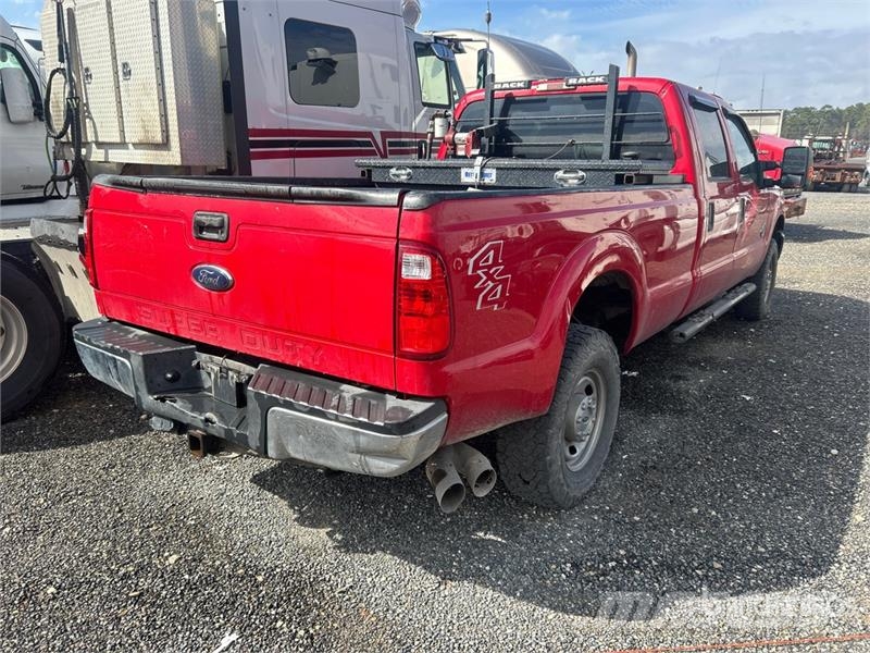 Ford F-250 XL 4x4 Crew Cab Pickup (Inoperable) Ostalo