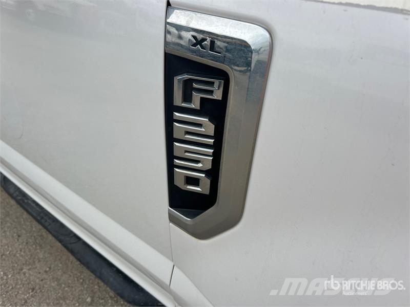 Ford F-250 XL 4x4 Crew Cab Pickup Muu