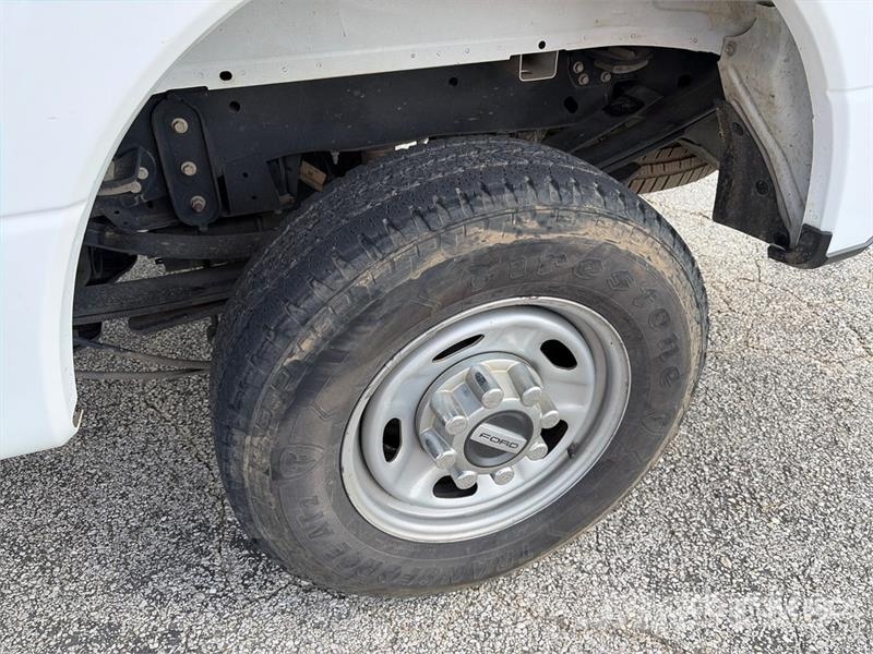 Ford F-250 XL 4x4 Crew Cab Pickup 其他