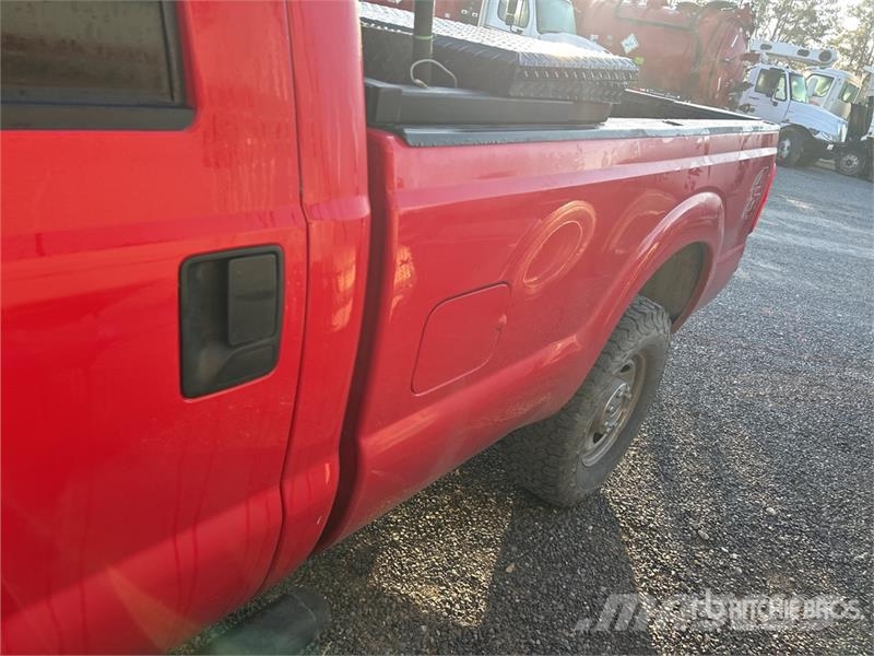 Ford F-250 XL 4x4 Crew Cab Pickup (Inoperable) Ostalo