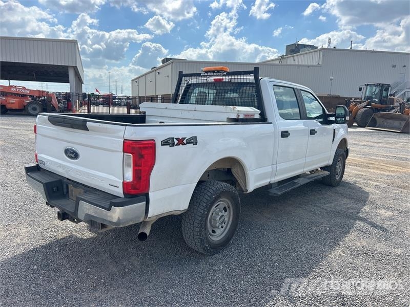 Ford F-250 XL 4x4 Crew Cab Pickup Ostalo