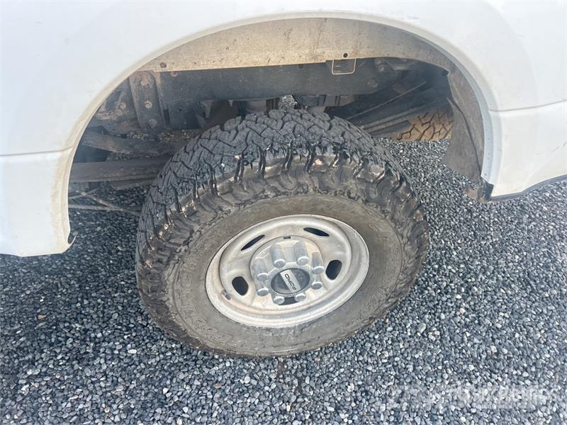 Ford F-250 XL 4x4 Crew Cab Pickup Diger