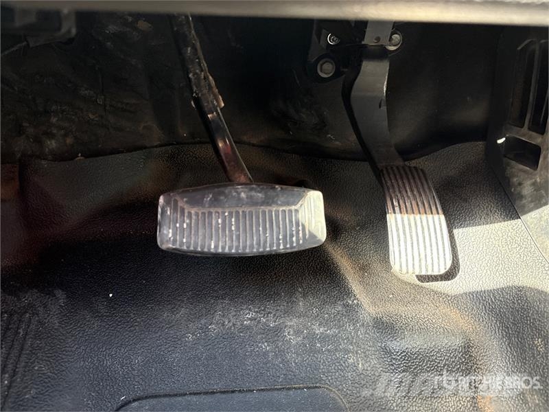 Ford F-250 XL 4x4 Crew Cab Pickup Ostalo